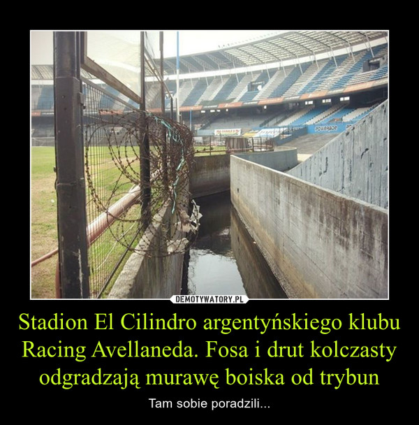 Stadion El Cilindro argentyńskiego klubu Racing Avellaneda. Fosa i drut kolczasty odgradzają murawę boiska od trybun