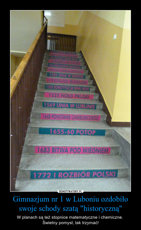 Gimnazjum nr 1 w Luboniu ozdobiło swoje schody szatą "historyczną" – W planach są też stopnice matematyczne i chemiczne. Świetny pomysł, tak trzymać! 