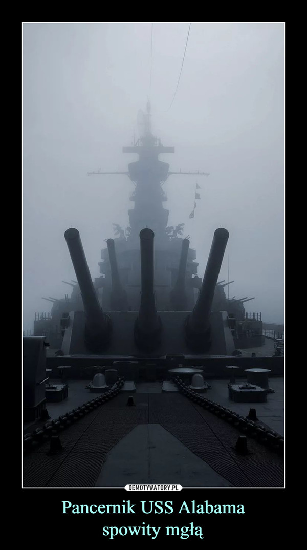 Pancernik USS Alabamaspowity mgłą –  