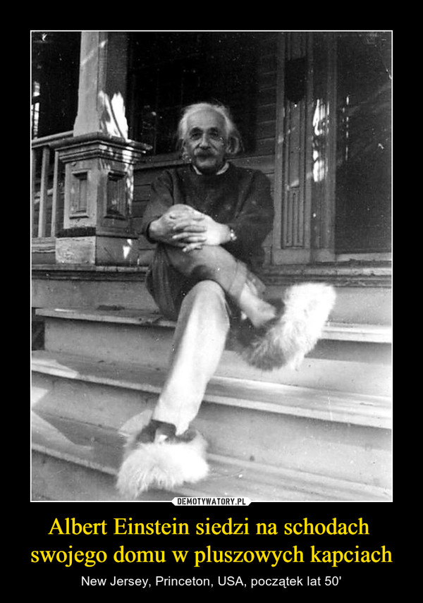 Albert Einstein siedzi na schodach swojego domu w pluszowych kapciach – New Jersey, Princeton, USA, początek lat 50' 