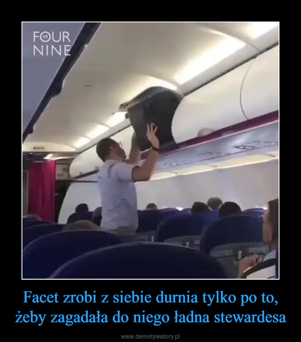 Facet zrobi z siebie durnia tylko po to, żeby zagadała do niego ładna stewardesa –  