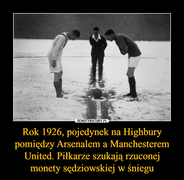 Rok 1926, pojedynek na Highbury pomiędzy Arsenalem a Manchesterem United. Piłkarze szukają rzuconej monety sędziowskiej w śniegu