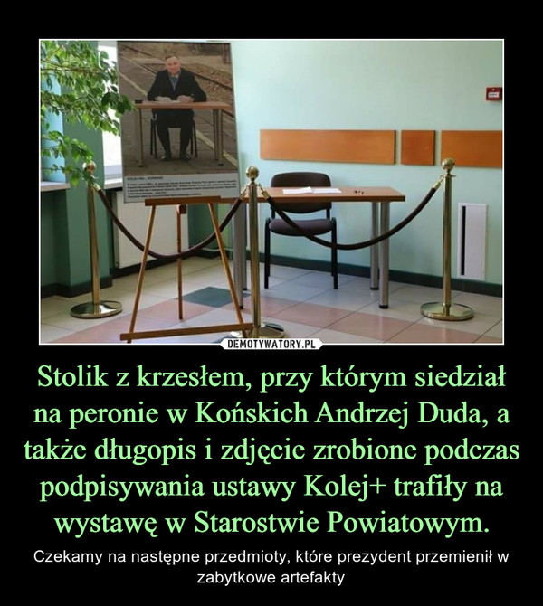 Stolik z krzesłem, przy którym siedział na peronie w Końskich Andrzej Duda, a także długopis i zdjęcie zrobione podczas podpisywania ustawy Kolej+ trafiły na wystawę w Starostwie Powiatowym.