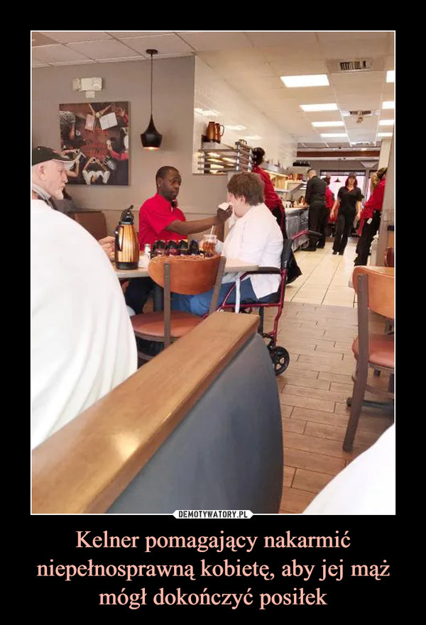 Kelner pomagający nakarmić niepełnosprawną kobietę, aby jej mąż mógł dokończyć posiłek