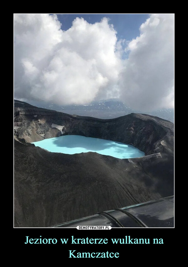 Jezioro w kraterze wulkanu na Kamczatce –  