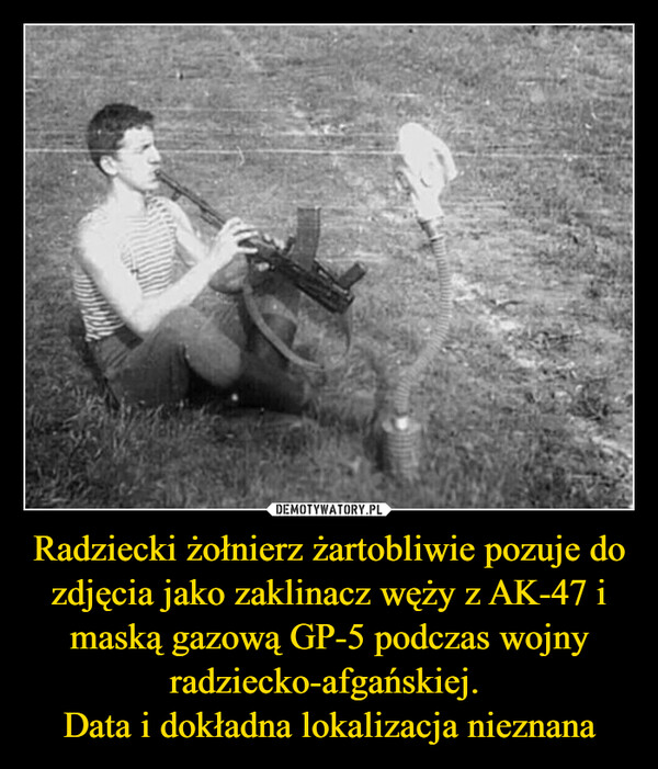 Radziecki żołnierz żartobliwie pozuje do zdjęcia jako zaklinacz węży z AK-47 i maską gazową GP-5 podczas wojny radziecko-afgańskiej. Data i dokładna lokalizacja nieznana –  