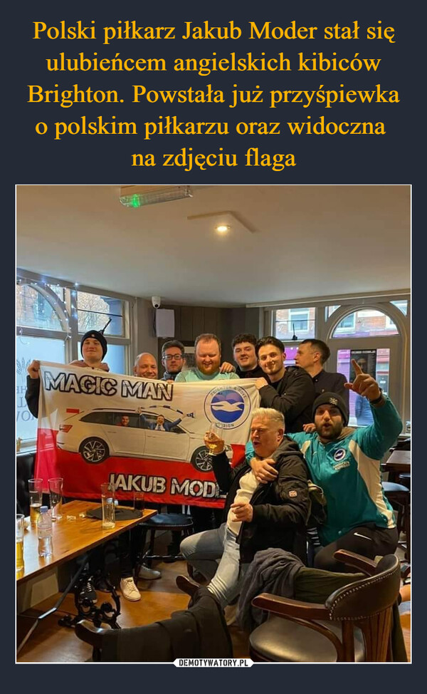 Polski piłkarz Jakub Moder stał się ulubieńcem angielskich kibiców Brighton. Powstała już przyśpiewka o polskim piłkarzu oraz widoczna 
na zdjęciu flaga