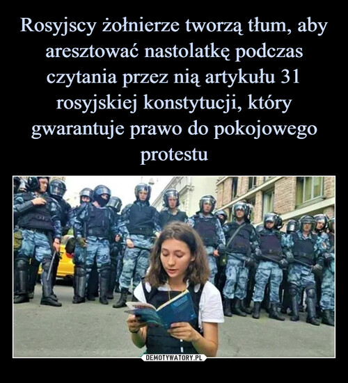 Rosyjscy żołnierze tworzą tłum, aby aresztować nastolatkę podczas czytania przez nią artykułu 31 rosyjskiej konstytucji, który gwarantuje prawo do pokojowego protestu