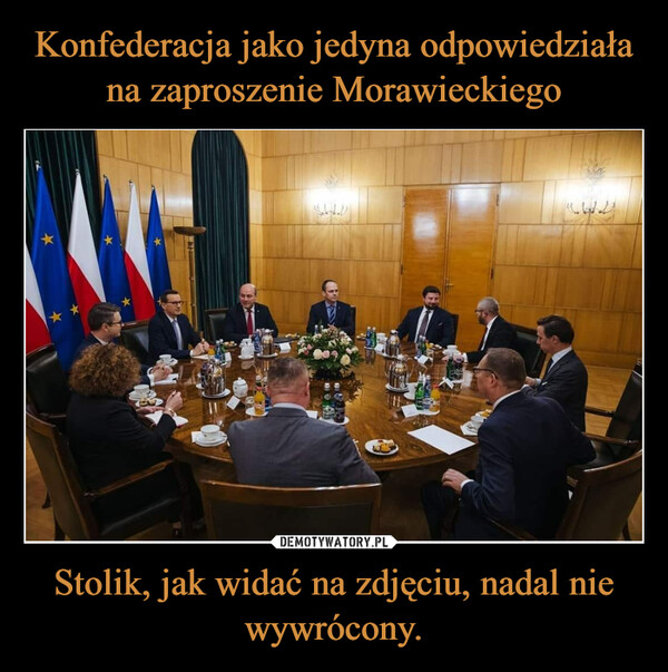 Konfederacja jako jedyna odpowiedziała na zaproszenie Morawieckiego Stolik, jak widać na zdjęciu, nadal nie wywrócony.